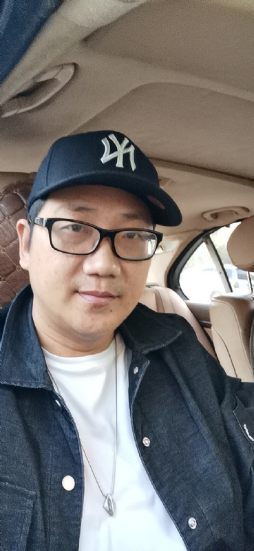 拥抱幸福的第一张照片--浦城婚介网